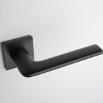 Aprile deurklinken Lila zwart sfeer 1 e1698940505874