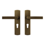 AXA Binnendeurbeslag Curve Klik kruk PC55 Brons – Deurkruk op schild PC55 Brons