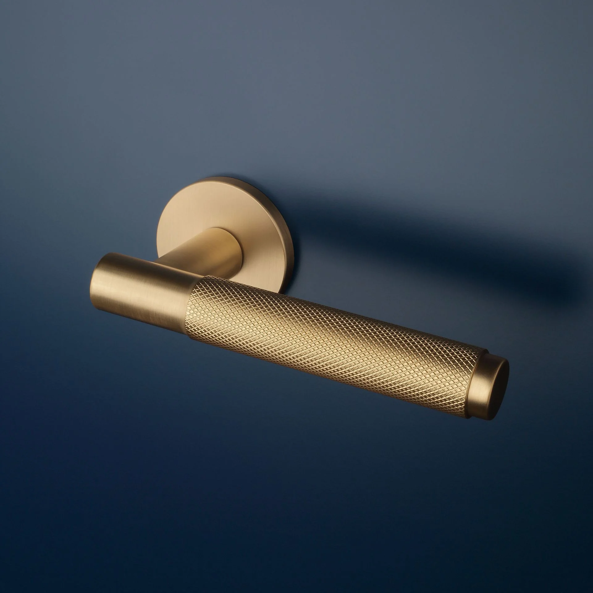 Aprile APRILE deurklinken MOLINIA op rond rozet mat goud, deurklink, deurklinken, deur klink, deurklinken, deurkruk, deurkrukken, deur kruk, deur krukken