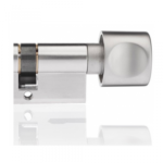 Productbeschrijving Halve knopcilinder DOM PLURA SKG**. Lengte totaal 40 mm. (buiten 10 mm, knopzijde 30 mm). Met draaibare knop aan de binnenzijde niet alleen voor meer bedieningsgemak maar ook voor een veilig gevoel! In noodgevallen, zoals bij brand, kunt u altijd maar buiten zonder dat u op zoekt moet naar uw sleutelbos. DOM Plura halve knopcilinders zijn leverbaar in alle maten, oplopend per 5 mm. Zie voor het inmeten van cilinders de uitleg bij “veelgestelde vragen” en de afbeelding bij het product. Knopcilinders van DOM worden standaard uitgevoerd met knoptype K6. Tegen meerprijs zijn andere knoppen leverbaar, zie bijgevoegde foto. Stuur bij interesse een mail met de gewenste maat en het gewenste type knop dan sturen we een offerte op maat! DOM Plura is een veiligheidscilinder (SKG2) die uitstekend toegepast kan worden in woningen en kleine bedrijven. Het biedt veel voordelen voor de gebruiker. DOM Plura cilinders zijn ook leverbaar met het veiligheidskeurmerk SKG3 (met kerntrekbeveiliging). Dit is onderling te combineren: dus 1 sleutel voor zowel SKG2 als SKG3 cilinders. Alle deuren van uw huis of bedrijf openen met 1 sleutel? Dat kan! Stuur ons dan een mail met de aantallen en afmetingen die u nodig heeft zodat wij u een passende aanbieding kunnen doen. Houdt rekening met een levertijd van 5-10 werkdagen. Keurmerken SKG2 Maatvoering 00/30 Geschikt voor cilindersloten en/of meerpuntsluitingen in binnen- en buitendeuren Benodigd gereedschap Kruiskopschroevendraaier In de verpakking 1 stuks knopcilinder 00/30 en bevestigingsschroef Productspecificaties Kleur Nikkel glans, Nikkel mat Merk DOM Artikelnummer 333PLHK601 EAN 6090450695660 DOM Halve knopcilinder DOM Plura SKG 00/30