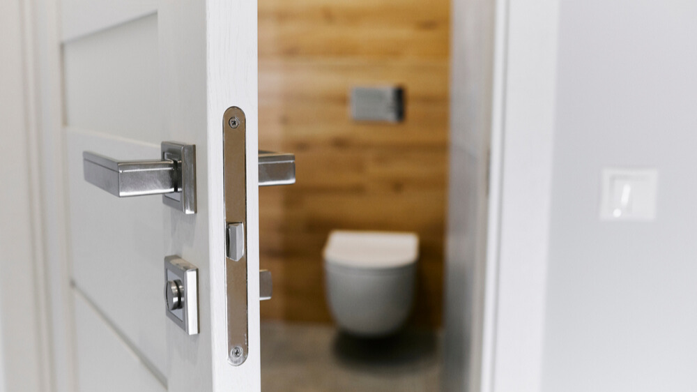 Deurbeslag voor natte ruimtes