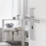 Differnz | Tilburg deurkruk | vierkant schild | sleutel 56 mm | mat chroom