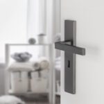 Differnz | Tilburg deurkruk | vierkant schild | sleutel 56 mm | gun metal