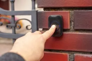 Installatie van een draadloze deurbel