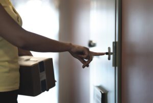 This closeup image showcases a stunning door handle on an elegant wooden door, highlighting its intricate design and exceptional craftsmanship, making it truly remarkable Deurbel geluiden