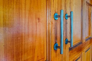 Meubelbeslag voor garderobedeuren